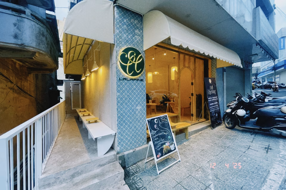 La Lapine 16 Tăng Bạt Hổ 分店外观,黄色拱门和绿色花砖墙