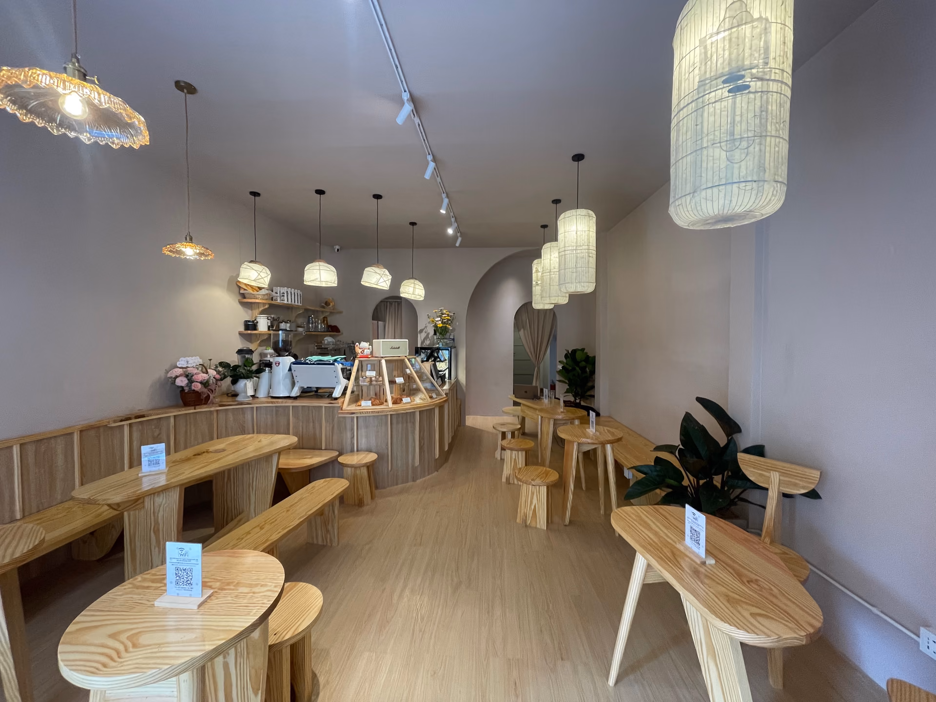 La Lapine 店内空间,木桌木椅和暖色灯笼